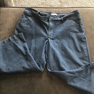 LAST CHANCE BEFORE BEING DONATED Lee jeans 3/4 length crop pants.